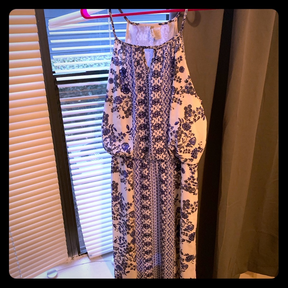 Beautiful maxi floral blue and white dress 😍